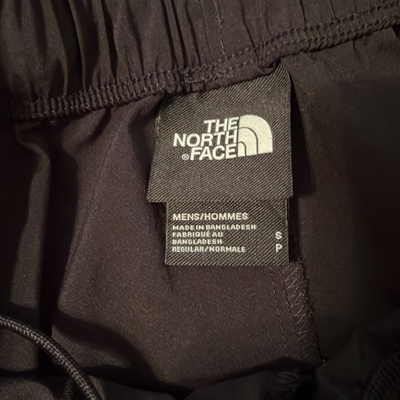 Mens black north face shorts- like new - Picture 3 of 3